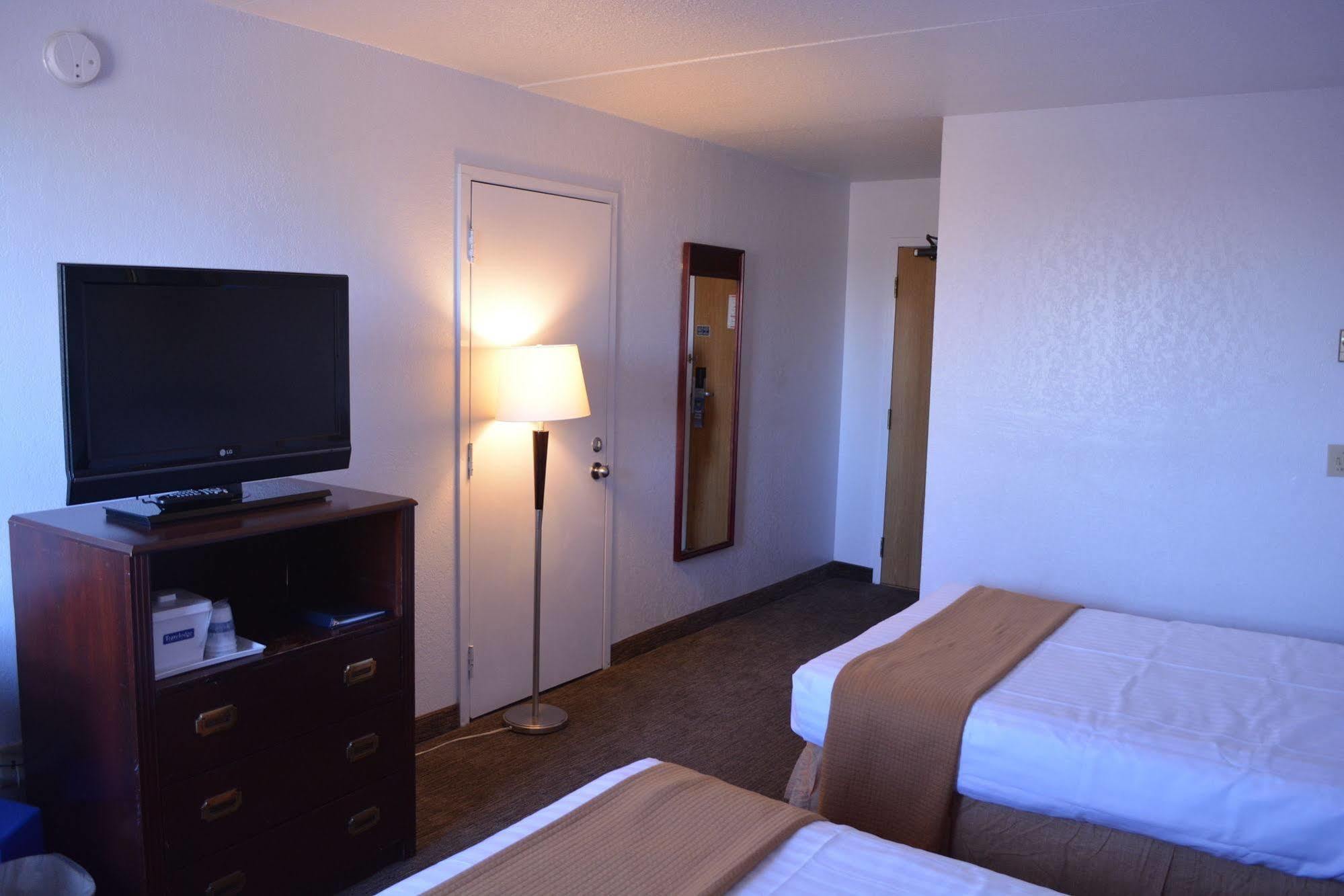 Hotel Emerald & Airport